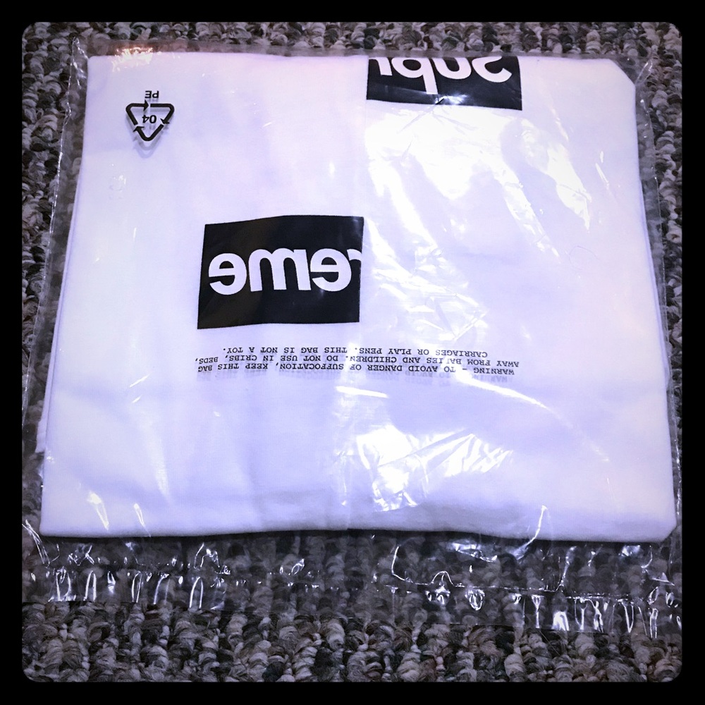 BOX LOGO SPLIT COMME DES GARÇONS